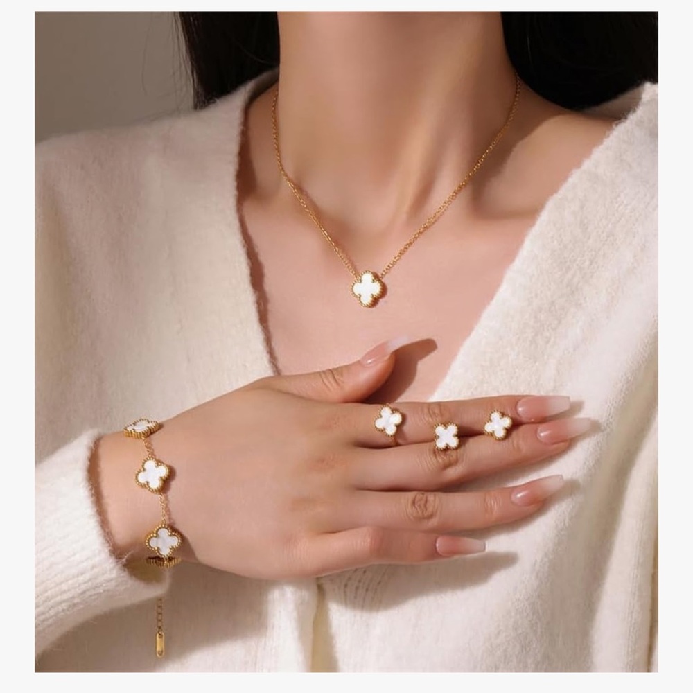 Elegant Gold & White Clover Jewelry Set